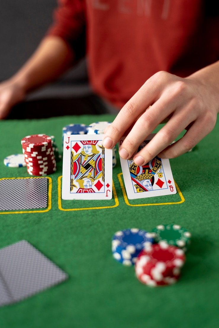 Platform rajaspin slot yang menampilkan berbagai kategori permainan di antarmuka mobile